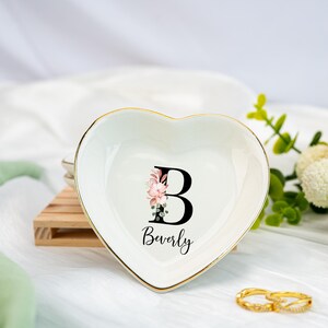 Plato para joyería con letras personalizadas, plato para anillos con nombre de dama de honor, regalo para el Día de la Madre, regalos de cumpleaños, recuerdos para la novia, regalos para ella.