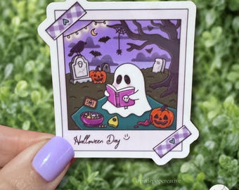 Autocollant Halloween littéraire : Fantôme lisant au cimetière (carte photo autocollante)