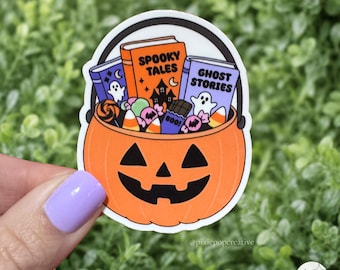 Autocollant d'Halloween sur le thème des livres, seau à bonbons citrouille avec fantômes et livres effrayants