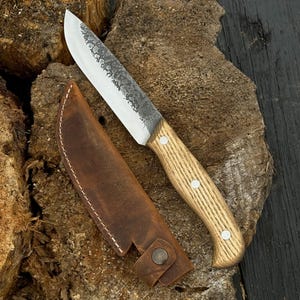 Bushcraft Knife – Hand-Forged 52100 Carbon Steel Blade, Ergonomic Ash Handle, Leather Cover – Outdoor Survival & Camping Tool – Custom Knife