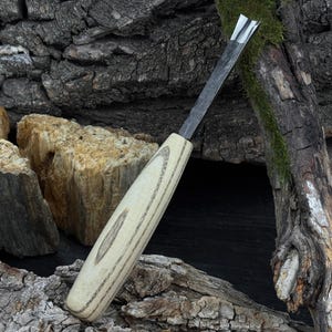Small Fishtail Chisel – Hand-Forged 52100 Steel Blade with Ergonomic Ash Wood Handle – Wood Carving Tool for Fine Work, Geometric Carving.