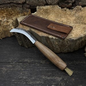 Pilzmesser mit Lederhülle – Handgeschmiedete Klinge aus 52100 Kohlenstoffstahl mit ergonomischem Eschengriff – Taschenmesser für Nahrungssuche und Gartenarbeit