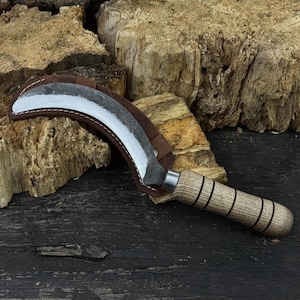 Garden Sickle – Hand-Forged 52100 Steel Blade with Ash Wood Handle & Leather Cover – For Cutting, Trimming, Harvesting and Brush Clearing.