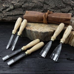 Wood Carving Gouges – Hand-Forged Carbon Steel Blades, Ash Handles, Leather Roll – Traditional Spoon & Bowl Carving Tools – Precision Gouges
