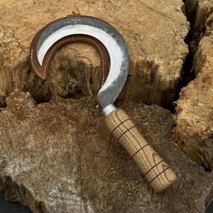 Hand-Forged Garden Sickle – Carbon Steel Blade with Ash Handle & Leather Cover – Sickle for Herbalism, Harvesting and Clearing Overgrowth.
