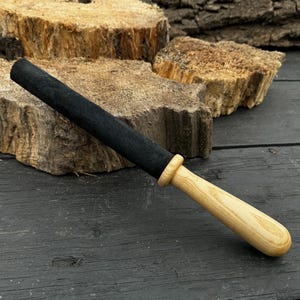 Correa de cuero redonda artesanal para afilar herramientas de tallado de madera – Mango de fresno y cuero genuino – Afilador de cuchillos y cinceles – Regálalo