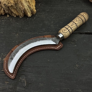 Hand-Forged Garden Sickle – Carbon Steel Blade with Ash Wood Handle & Leather Cover – Sickle for Harvesting, Brush Clearing and Herbalism.