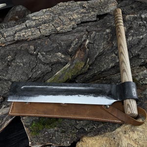 Hand-Forged Splitting Froe – 52100 High Carbon Steel Blade & Ash Wood Handle – Log Splitting Tool with Leather Cover – Chopping Tool – Gift