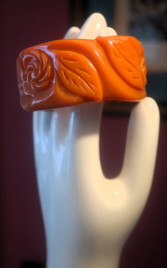 Vintage Lucite Bangle Bracelet: Carved Orange or … - image 4