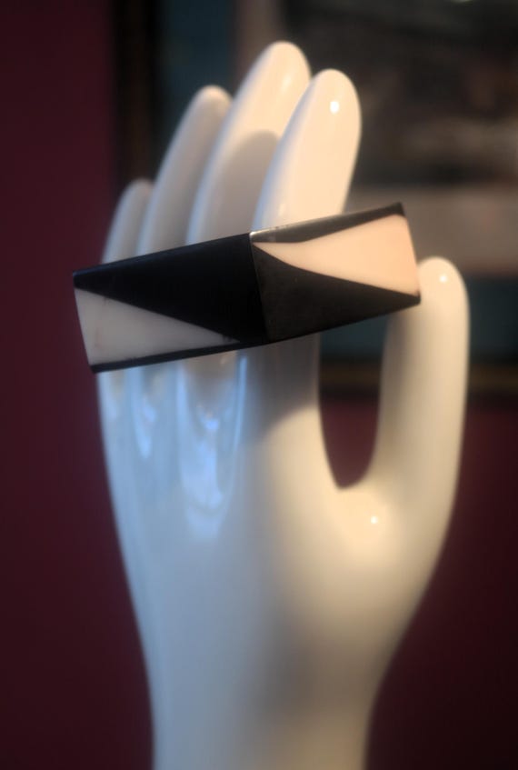 Vintage Lucite Bangle Bracelet: Carved Orange or … - image 5