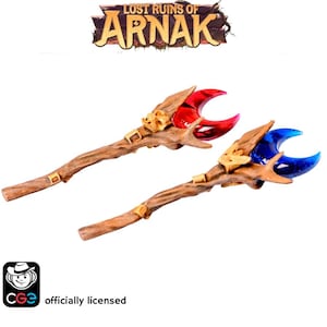 Op de afbeelding: Twee fantasie-staven met houten schachten en decoratieve toppen. Eén staf heeft een rode halvemaanvormige top, de andere een blauwe. De afbeelding bevat het "Lost Ruins of Arnak" logo en de tekst "CGE officially licensed".