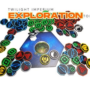Może przedstawiać: Zbiór żetonów do gry i plansza z gry planszowej Twilight Imperium. Żetony są w różnych kolorach, w tym niebieskim, zielonym, czerwonym i żółtym, z czarno-białymi akcentami. Plansza jest sześciokątna z motywem kosmicznym.