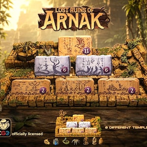 Può includere: Un set di accessori per il gioco da tavolo Lost Ruins of Arnak con un espositore a gradini in finta pietra, tessere incise, gettoni circolari viola con i numeri 2, 6 e 11, una statua di uccello e otto piccole statue di tempio in un ambiente.