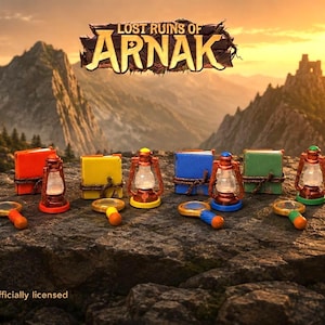 Puede incluir: Un conjunto de componentes del juego Lost Ruins of Arnak que incluye cuatro linternas en miniatura, cuatro lupas y cuatro libros pequeños en colores rojo, amarillo, azul y verde, dispuestos sobre una superficie rocosa con un paisaje montañoso.