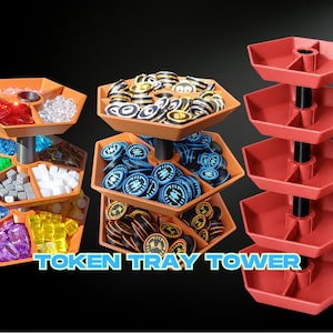 Op de afbeelding: Een multi-tiered token tray toren in oranje en rood. De trays bevatten verschillende spel tokens en gekleurde stukken. De tekst "TOKEN TRAY TOWER" wordt onderaan weergegeven. De toren is ontworpen voor het organiseren van spelcomponenten.