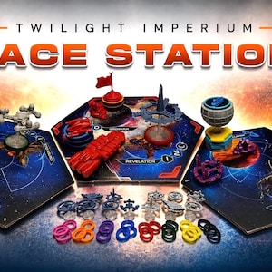 Könnte beinhalten: Twilight Imperium Space Stations Brettspielkomponenten, bestehend aus drei sechseckigen Spielplättchen, verschiedenen Miniatur-Raumstationsstrukturen aus Kunststoff in Rot, Blau, Grün und Violett sowie einer Sammlung kleiner farbiger Kunststoffringe.