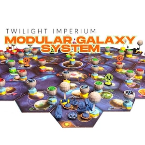 Könnte beinhalten: Ein Brettspiel mit einem modularen Galaxiensystem. Das Spielbrett besteht aus sechseckigen Kacheln mit Weltraumthema. Die Spielsteine sind in verschiedenen Farben und Formen gehalten, darunter Kugeln und Miniaturschiffe. Der Text "TWILIGHT IMPERIUM MODULAR GALAXY SYSTEM" ist zu sehen.