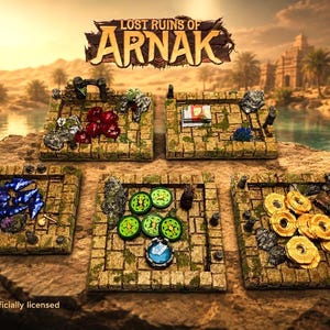 Könnte beinhalten: Fünf quadratische Spielressourcen-Tabletts mit Steintextur für Lost Ruins of Arnak, mit verwitterten Mauerwerksdetails. Die Tabletts enthalten verschiedene Spielmarken, darunter rote Rubine, blaue Pfeilspitzen, grüne Kompasse, Goldmünzen und einen Kartenstapel.