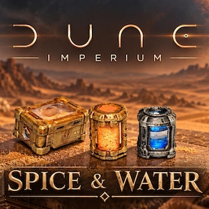 Op de afbeelding: Een rechthoekige gouden container, een cilindrische gouden container gevuld met oranje specerijen en een cilindrische zilveren container gevuld met blauw water, tegen een woestijnlandschap met de tekst Dune Imperium en Spice & Water.