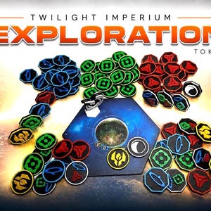 Könnte beinhalten: Eine Sammlung von Twilight Imperium Exploration-Spielmarken in Blau, Grün, Rot und Gelb, die verschiedene geometrische und planetare Symbole aufweisen. Die Spielmarken sind um ein zentrales hexagonales Spielplanteil mit Planetenabbildung angeordnet.