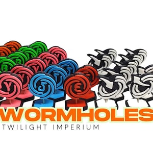 Può includere: Una collezione di pezzi di gioco colorati, tra cui design arancioni, verdi, rosa, blu e bianchi e neri. I pezzi hanno una parte superiore circolare con un motivo a spirale e sono su un supporto. Il testo "WORMHOLES TWILIGHT IMPERIUM" è visibile.