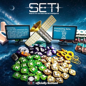 Op de afbeelding: Het bordspel SETI bevat twee miniatuurcomputermonitoren met tekst over gegevensoverdracht, een satellietmodel, een witte plastic kaarthouder en talloze kleurrijke fiches in groen, paars en goud, samen met diverse spelkaarten.