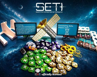 Könnte beinhalten: Das Brettspiel SETI enthält zwei Miniatur-Computermonitore mit Text zur Datenübertragung, ein Satellitenmodell, einen Kartenhalter aus weißem Kunststoff sowie zahlreiche bunte Spielsteine in Grün, Violett und Gold und verschiedene Spielkarten.