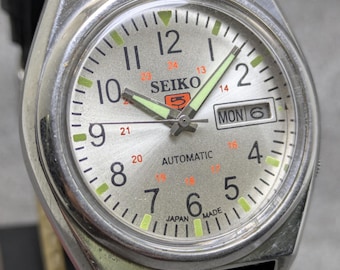Reloj Seiko 5 automático vintage con fecha y día, esfera blanca, movimiento n.° 7009A, fabricado en Japón, para hombre, envío gratuito.