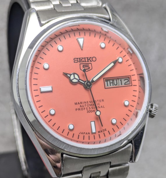 Vintage Seiko 5 automatic Day Date Movement No. 7009A Japan made men's watch free shipping.