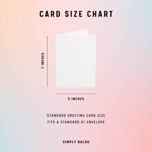 K&ouml;nnte beinhalten: Eine wei&szlig;e Gru&szlig;karte mit den Ma&szlig;en 12,7 cm x 17,8 cm, vor einem Farbverlaufshintergrund. Der Text "CARD SIZE CHART" steht oben, mit zus&auml;tzlichem Text, der darauf hinweist, dass die Karte in einen Standard-A7-Umschlag passt. Der Markenname "SIMPLY BALOO" steht unten.