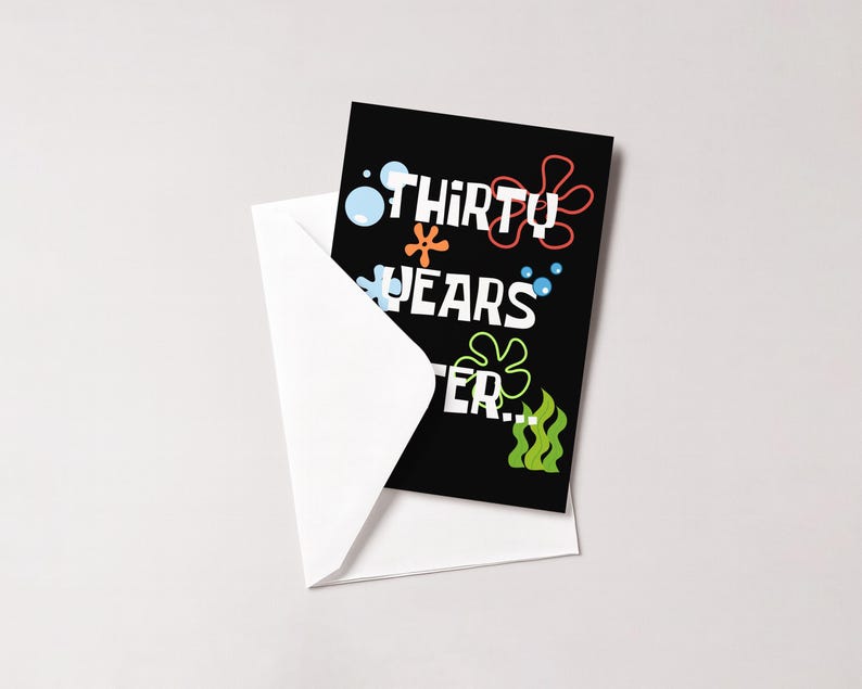 K&ouml;nnte beinhalten: Eine schwarze Gru&szlig;karte mit dem Text "THIRTY YEARS LATER..." in farbenfrohen, verspielten Buchstaben, mit cartoonartigen Blasen und Meeresmotiven. Die Karte steckt teilweise in einem wei&szlig;en Umschlag.