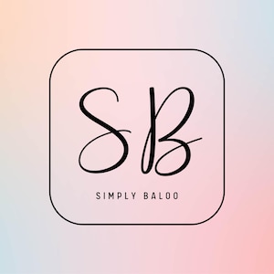 K&ouml;nnte beinhalten: Ein Logo mit den kursiven Buchstaben "SB" in einem abgerundeten Quadrat, darunter die Worte "SIMPLY BALOO". Der Hintergrund ist ein weicher Farbverlauf aus Rosa, Pfirsich und Hellblau. Das Logo ist in Schwarz und Wei&szlig;.