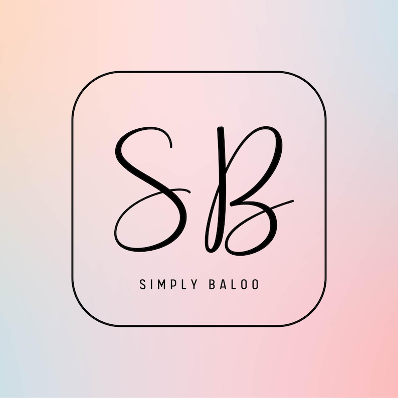 K&ouml;nnte beinhalten: Ein Logo mit den kursiven Buchstaben "SB" in einem abgerundeten Quadrat, darunter die Worte "SIMPLY BALOO". Der Hintergrund ist ein weicher Farbverlauf aus Rosa, Pfirsich und Hellblau. Das Logo ist in Schwarz und Wei&szlig;.