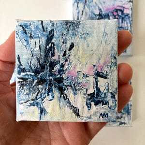 Mini tableau, Variation abstraite : Indigo sur blanc II, peinture sur toile, 7 x 7 cm, mini tableau, peinture abstraite, décoration murale, pièce unique