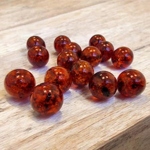 Ambre de la Baltique polie couleur cognoc / Perles d'ambre non serties avec trou / Taille des perles 14,5-15 mm / Forme ronde pressée