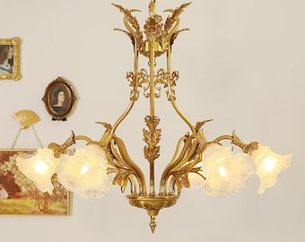 ヴィンテージゴールド仕上げと白いシェードのガラスシャンデリア