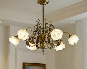 シャンデリア ゴールドと白いシェード ヴィンテージゴールド仕上げと白いシェードのガラスシャンデリア