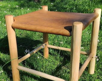 Sgabello in legno grezzo fatto a mano: seduta in pelle pieno fiore, lavorazione del legno verde