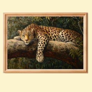 Puede incluir: Pintura enmarcada de un leopardo descansando sobre una rama de árbol. El leopardo tiene un pelaje manchado y está tumbado. El fondo presenta un exuberante follaje verde, creando una escena natural.