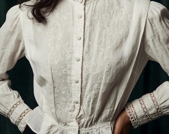 Camicetta antica in pizzo all'uncinetto, voile di cotone trasparente con occhielli, corpetto a camicia, inizio 1900, stile vittoriano/edoardiano, casa colonica dei pionieri.