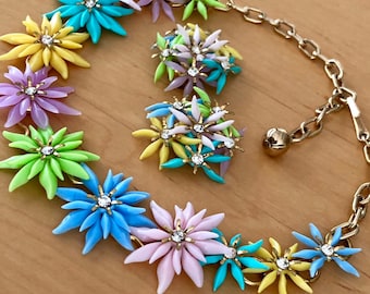 Jahrgang 1950 s Pastell Blume Halskette + Clip Ohrringe Set Frühling Ostern Coro Regenbogen floral Kunststoff Strass Mitte Jahrhundert Kragen