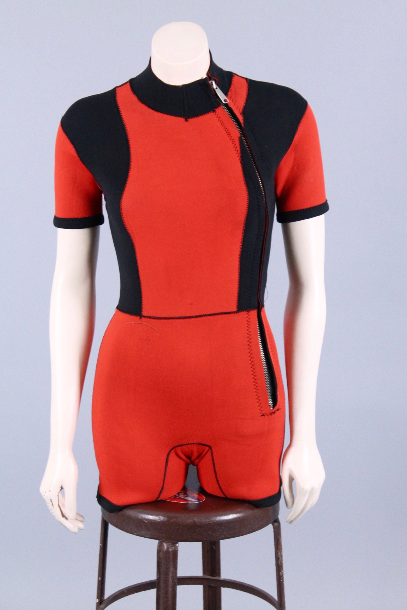 赤と青のネオプレンフルスーツ 赤と青のネオプレンフルスーツ