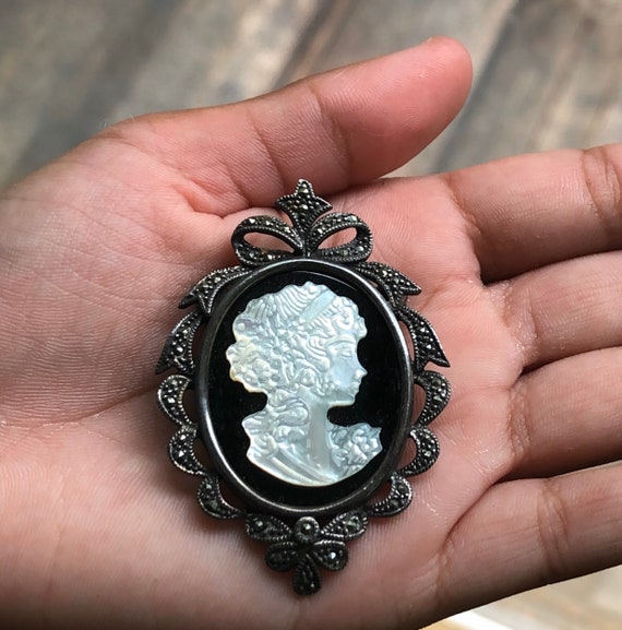 Black onyx cameo brooch deals
