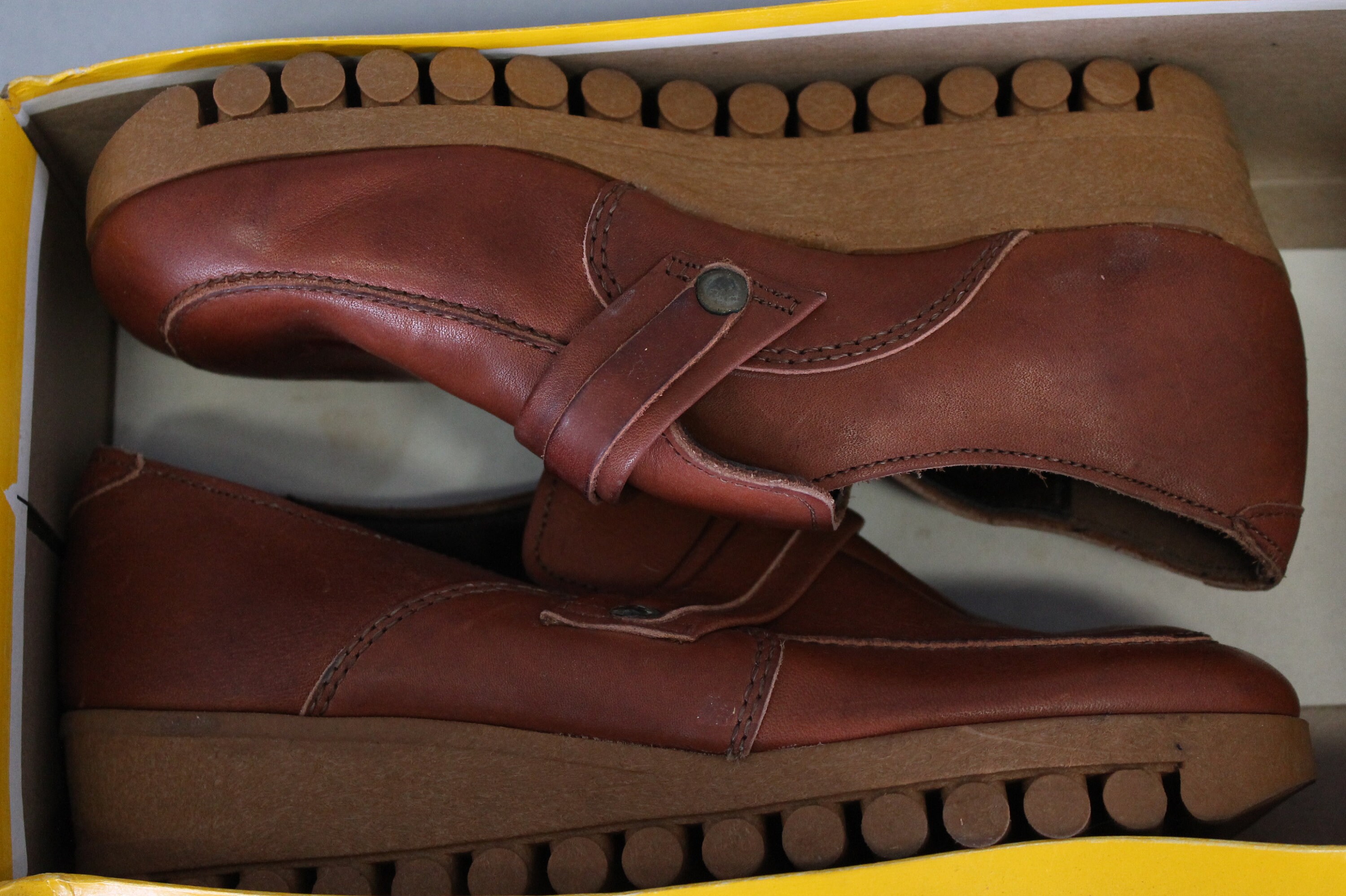 Vintage 1970s Shoes Brown Leather Earth Lace up Hippie
