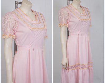 ruban de satin rose + robe en dentelle vintage années 1970 prairie attaché taille cottage taille de noyau petit
