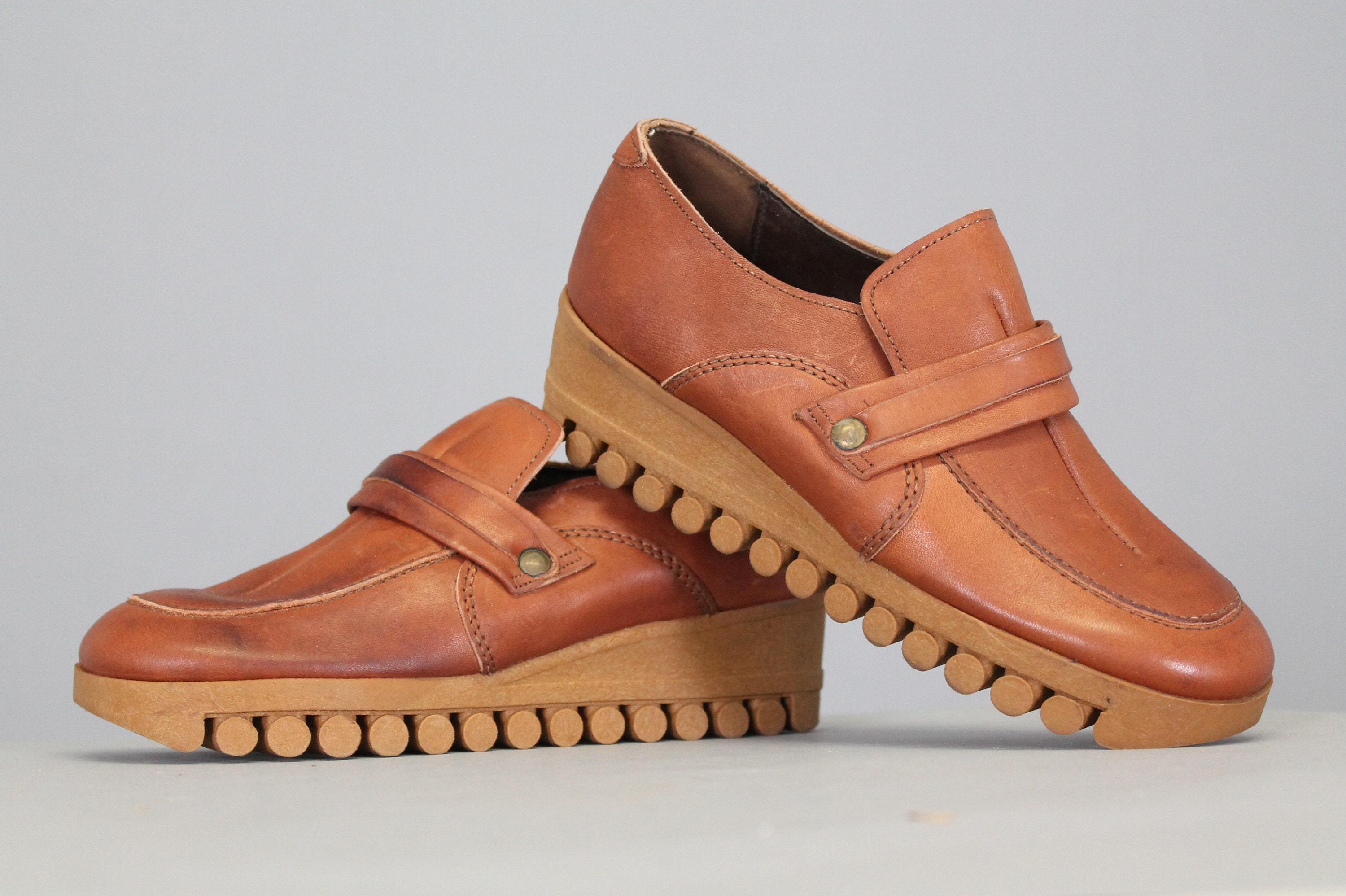 Vintage 1970s Shoes Brown Leather Earth Lace up Hippie