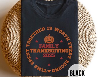 Puede incluir: Camiseta negra con un diseño circular naranja y rojo, con un gráfico de calabaza y el texto "FAMILY THANKSGIVING 2025". El texto "SPENT TOGETHER IS WORTH EVERY SECOND" rodea el diseño. La palabra "BLACK" está en un círculo blanco.