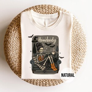 Homebody Shirt, Skeleton Reading Tee, Cozy Halloween Homebody, Introvert Book Lover Skeleton, Cat Lover Autumn Spooky Season Gift bild 4