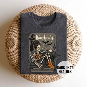 Homebody Shirt, Skeleton Reading Tee, Cozy Halloween Homebody, Introvert Book Lover Skeleton, Cat Lover Autumn Spooky Season Gift bild 2