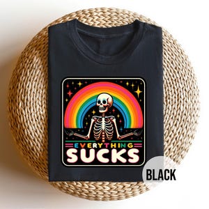 Everything Sucks Shirt, Sarcastic Skeleton Tee, Dark Humor T-Shirt, Retro Aesthetic Goth Shirt, Funny Alternative Fashion Tee immagine 3
